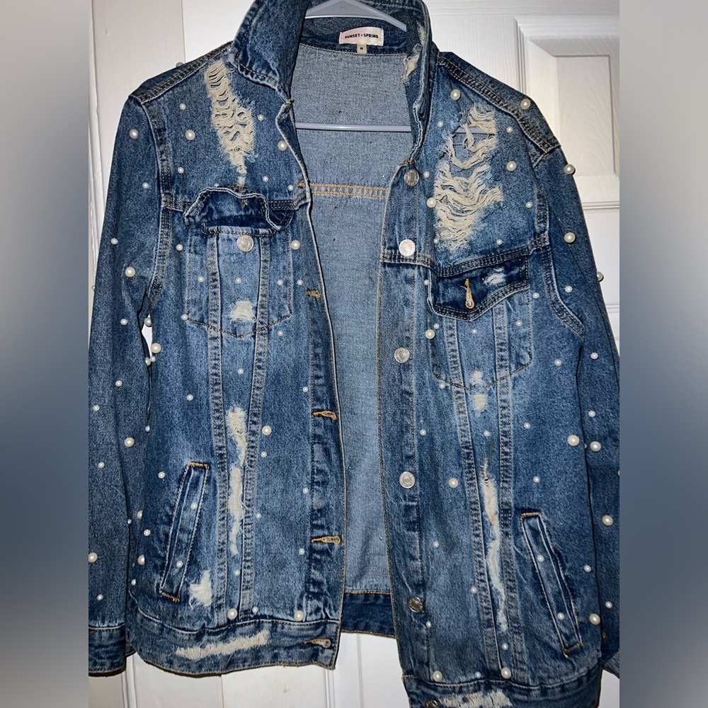 Trendy pearl denim jacket !